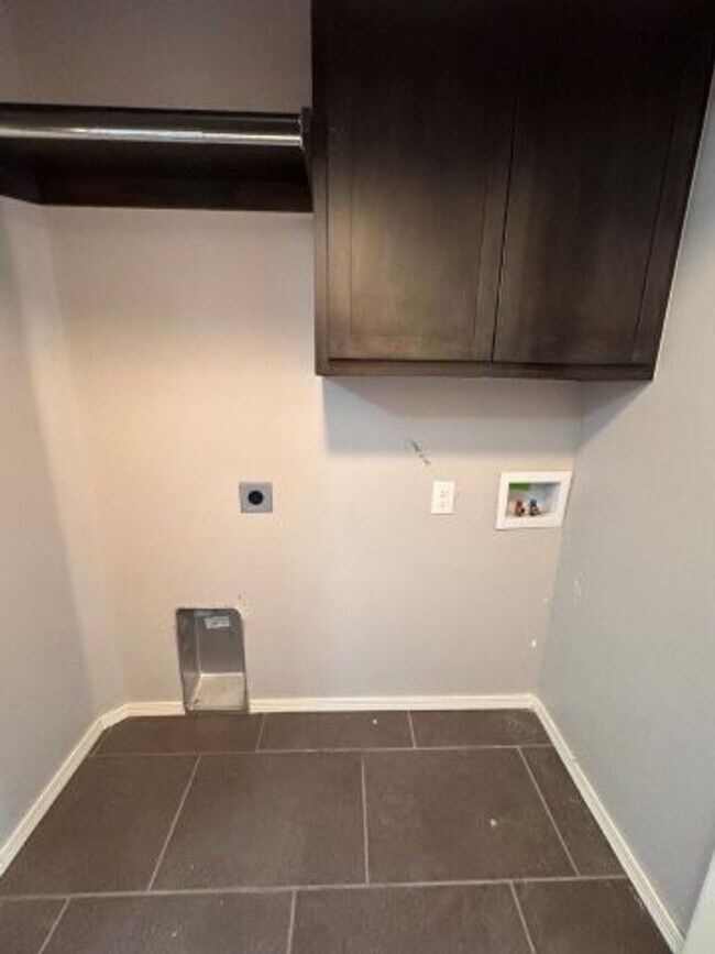 Building Photo - 3 bedroom 2 story duplex in Deer Creek schools!