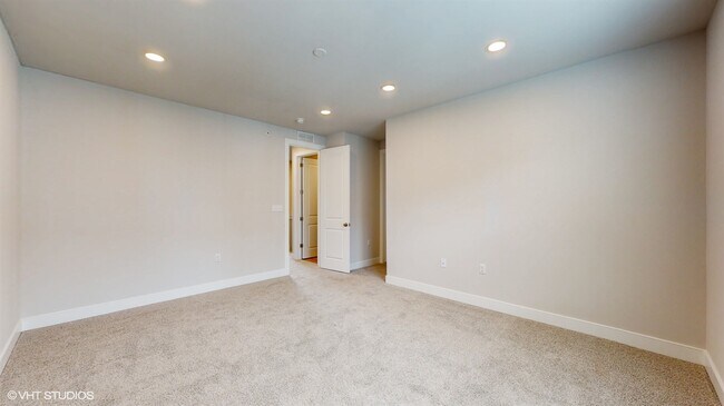 Building Photo - 314 E Lake St