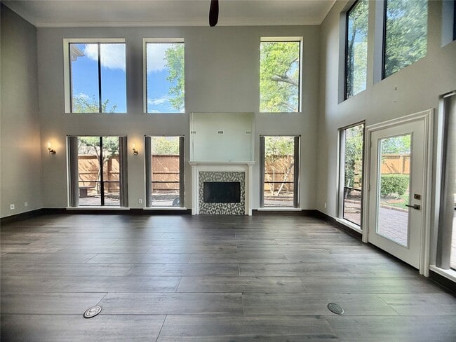 Building Photo - 8006 Oakwood Bend Dr