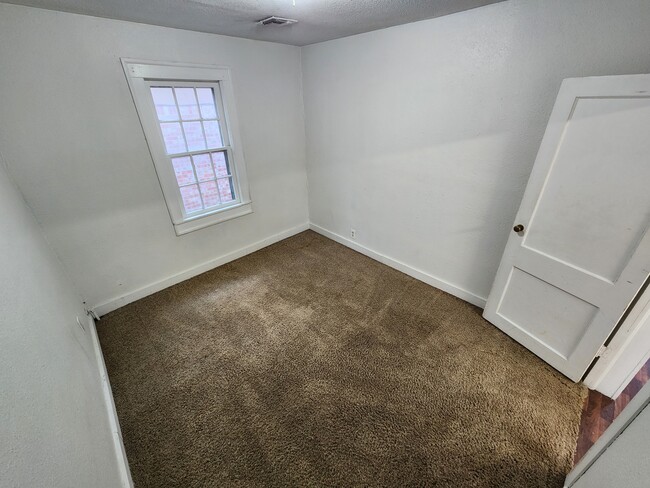 Building Photo - 426 W 5th