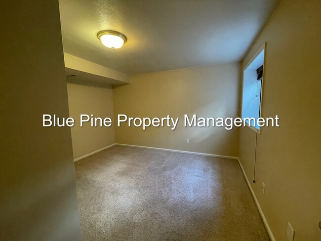 Building Photo - 810 Tennis Ct Dr