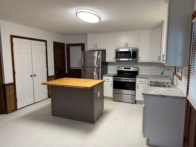 Building Photo - 144 Fern Forest Dr