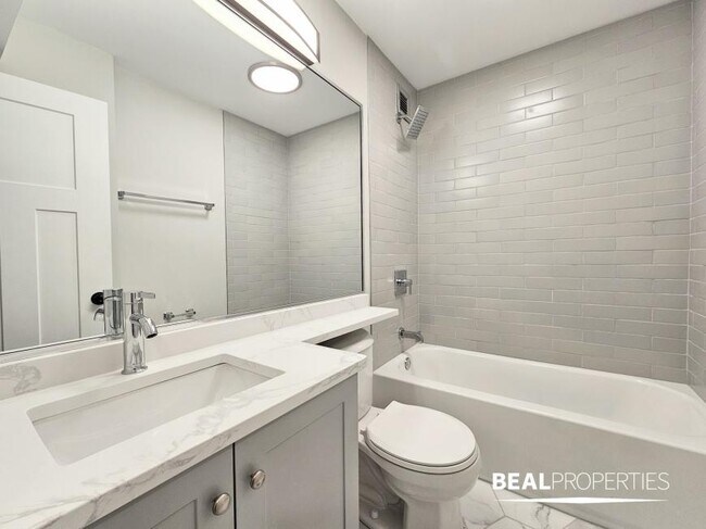 Building Photo - 2 bedroom in CHICAGO IL 60610