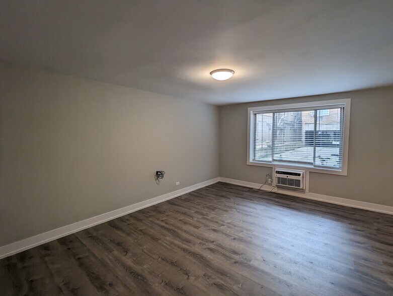 Building Photo - 542 W Surf St