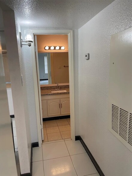 Building Photo - 9700 Leawood Blvd