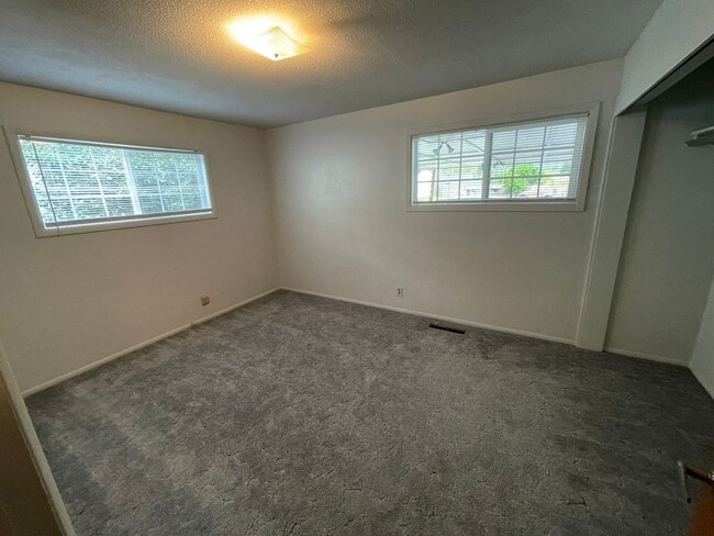 Building Photo - Large 3 bed 2 bath house