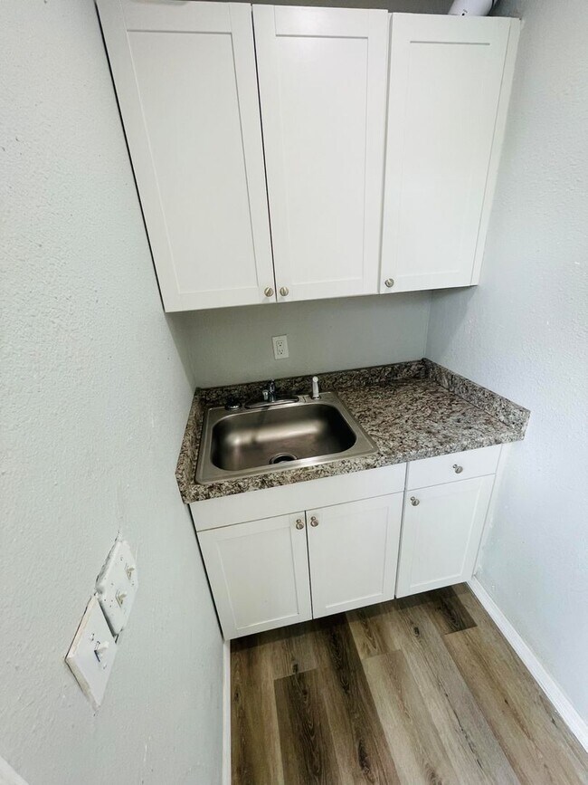 Building Photo - 2117 Mitchell Ct