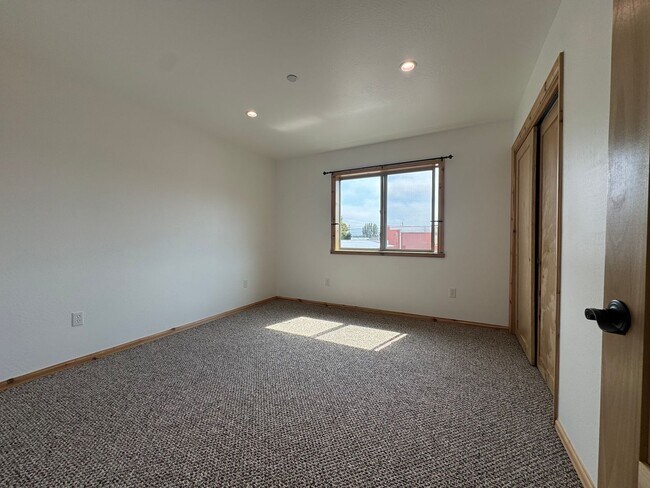 Building Photo - 514 Shaw Ave