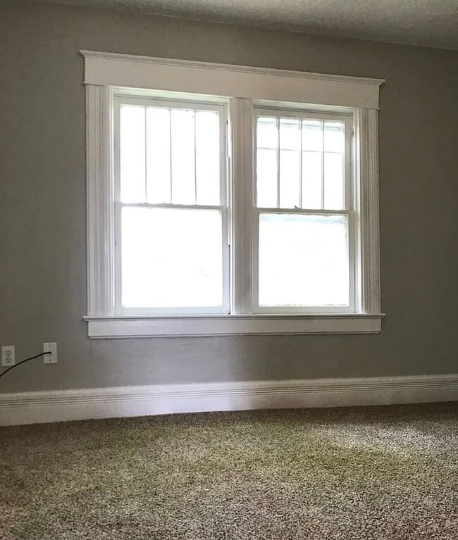 Building Photo - 4 bedroom/2 baths house