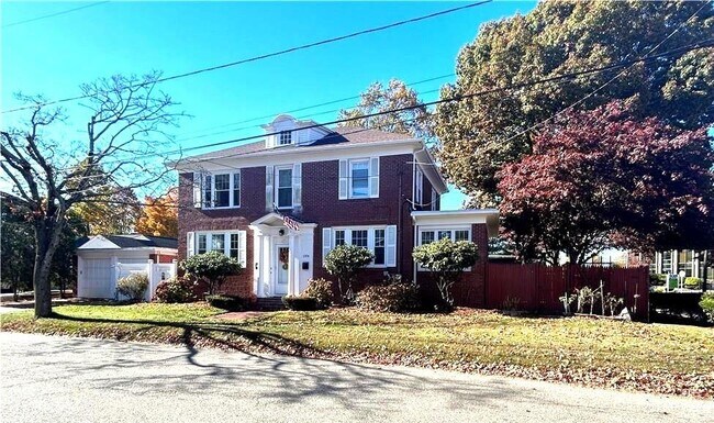 Primary Photo - 1376 Smith St