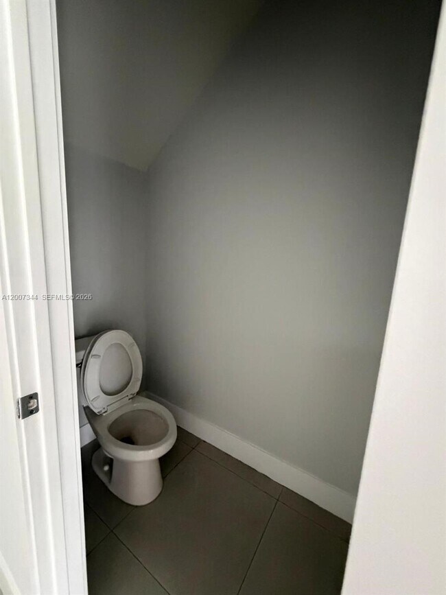 Building Photo - 381 E 50th St