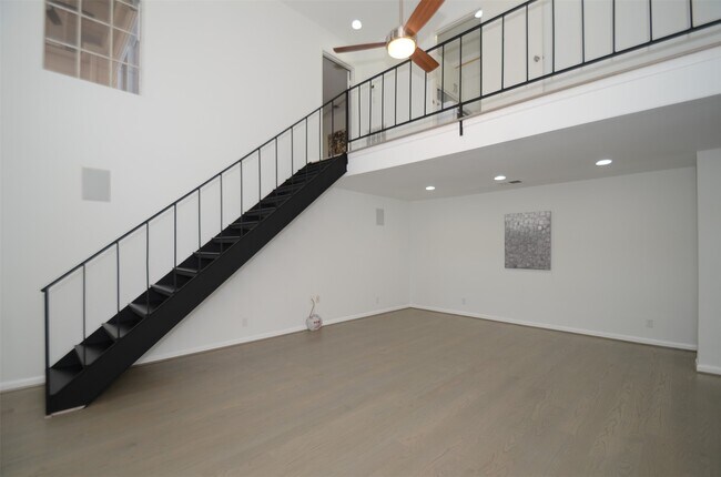 Building Photo - 5524 Beverly Hill St