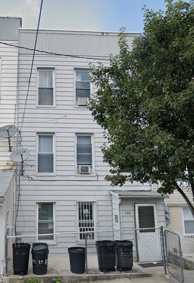 Building Photo - 1206 12th St