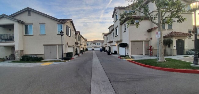 Building Photo - 2-bedroom, 2-bathroom condo in the Sunset Ridge community of Granada Hills