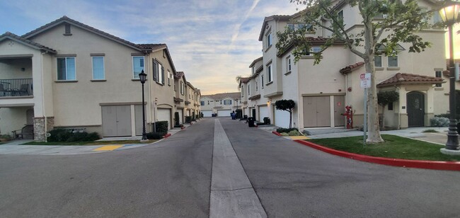 Building Photo - Beautiful Multi-Story Sunset Ridge Condo