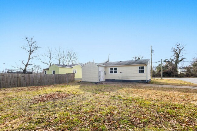 Building Photo - 3 Bed 1 Bath Home for Rent in Hampton!