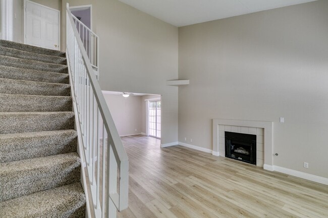 Building Photo - Stylish 2-Bedroom Townhome in Green Valley with Modern Upgrades & Prime Location!