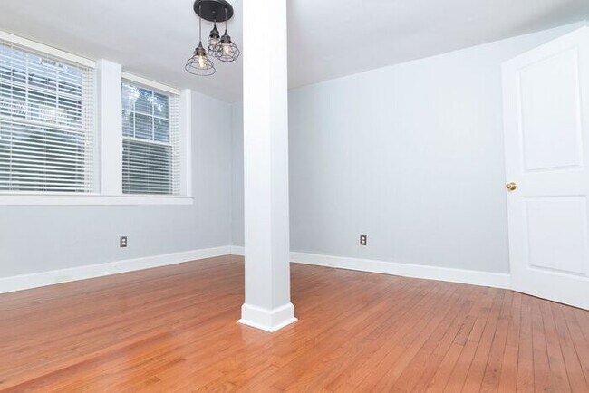 Building Photo - Charming Midtown Condo with Private Entrance