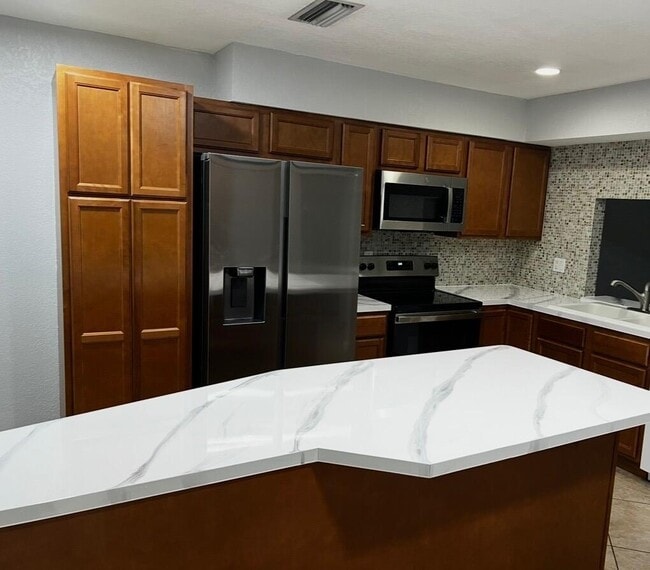 Building Photo - 4075 Palm Forest Dr N