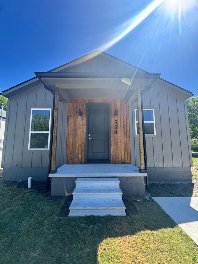 Building Photo - AVAILABLE NOW!- New Construction Rental in SW Ardmore!