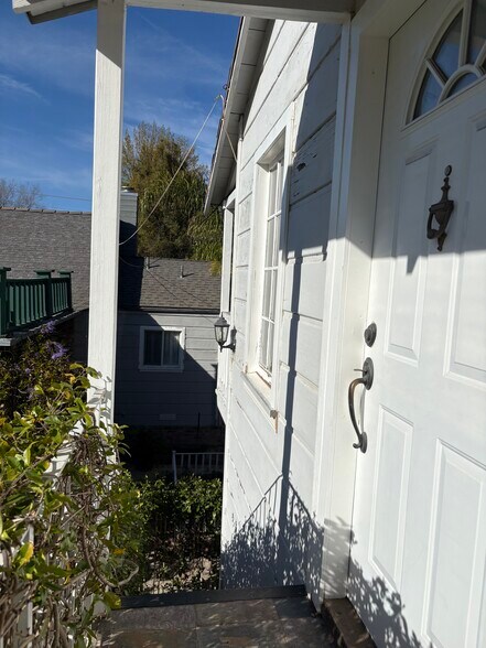 Building Photo - 5516 Vanalden Ave