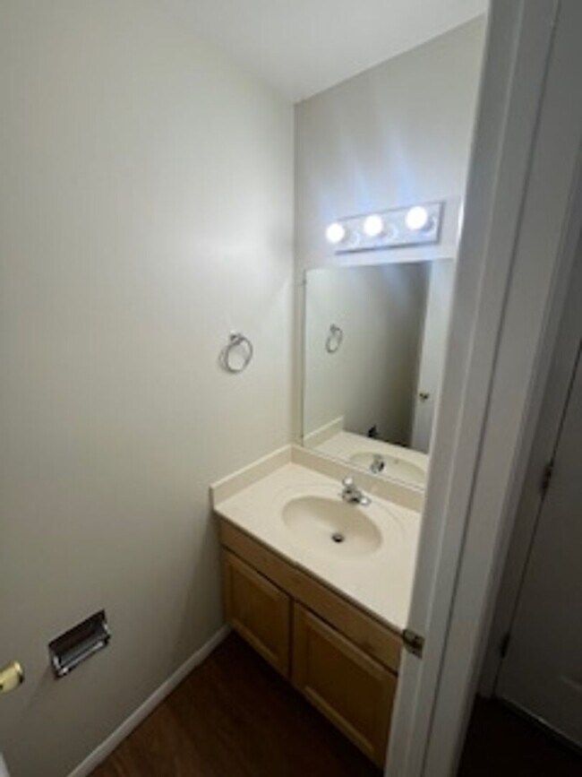 Building Photo - PRICE DROP! Charming 3 bed 2.5 bath Townhome! *6-MONTH LEASES ACCEPTED!*