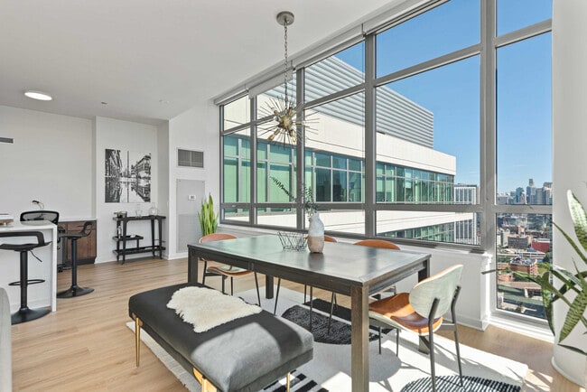 Building Photo - 716 W Kinzie St