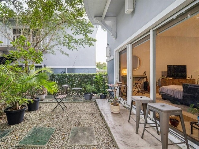 Building Photo - 2730 SW 26th St