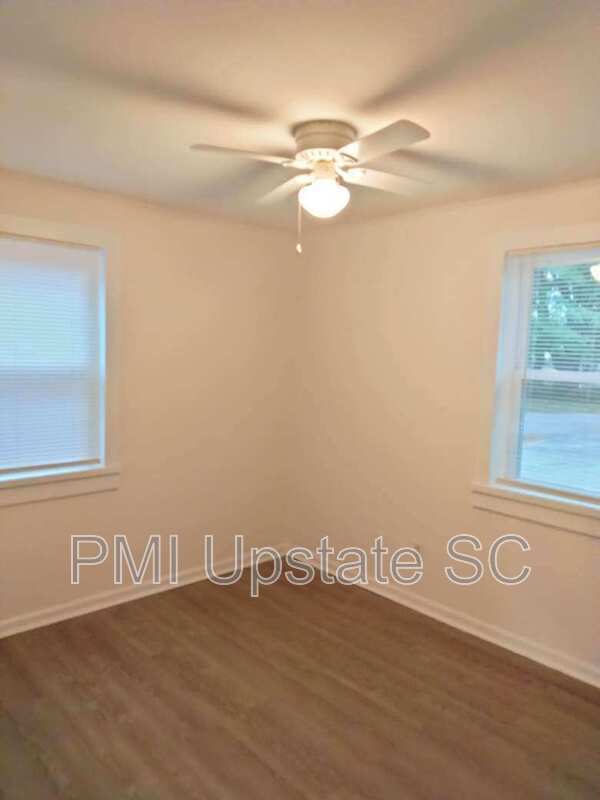 Building Photo - 201 Chandler Dr
