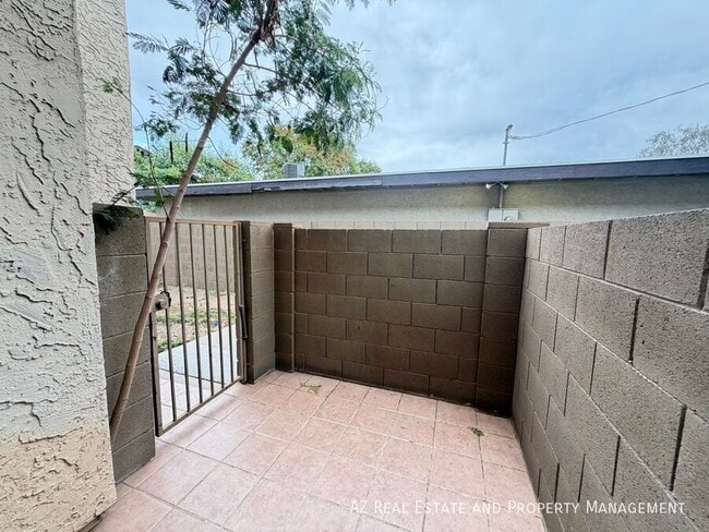 Building Photo - 1620 E Cambridge Ave