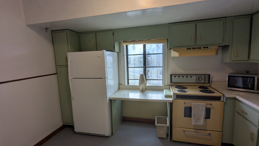 Building Photo - 1933 Saxton Ave