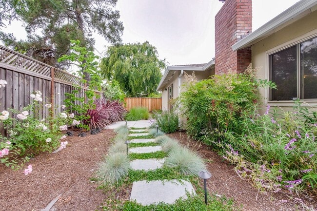 Building Photo - Amazing Midtown Home on a Quiet Cul-de-sac.