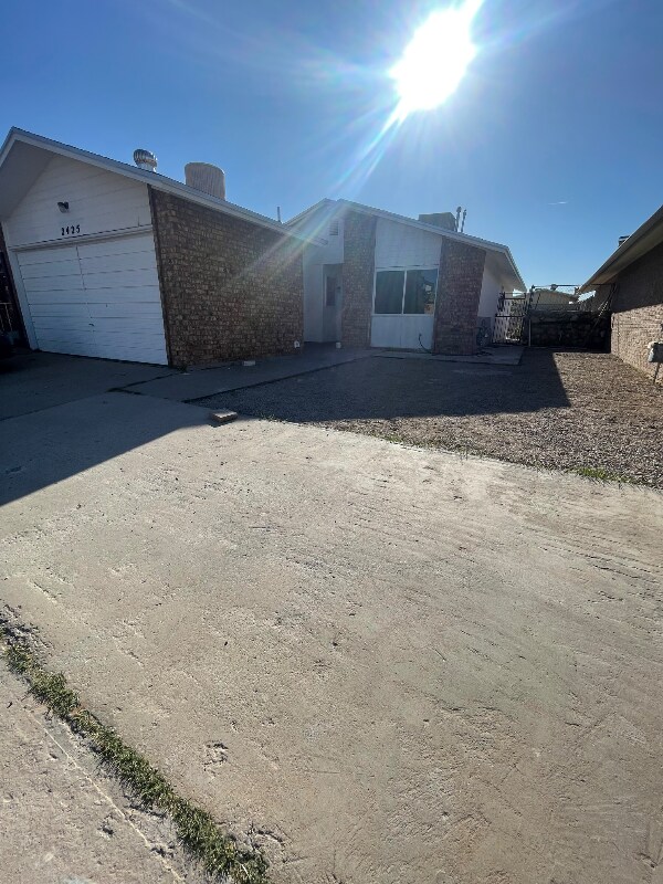 Building Photo - 2425 Lake Victoria Dr