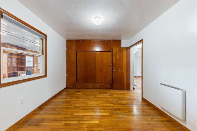 Building Photo - Charming Remodeled Duplex: Pet Friendly!
