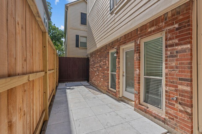 Building Photo - 1315 Anita St