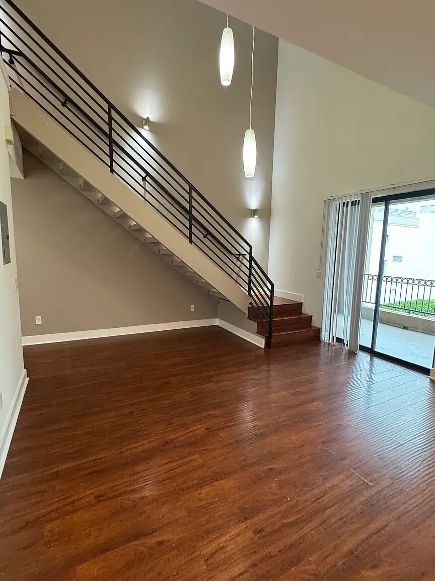 Building Photo - 395 E 4th St