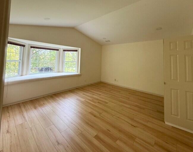 Building Photo - 1316 E Evergreen Dr