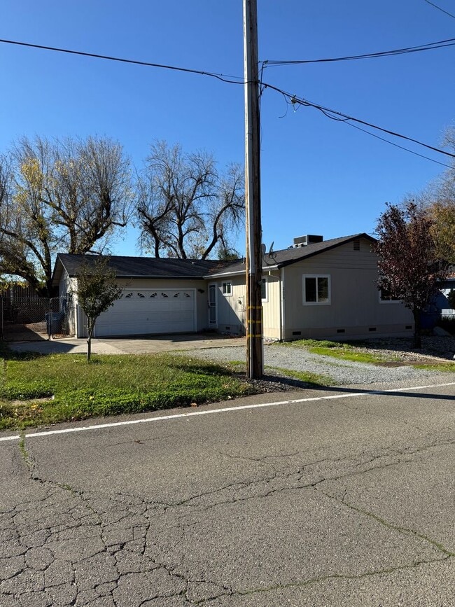 Building Photo - 3-bedroom, 2-bathroom home in Redding Updated Interior!