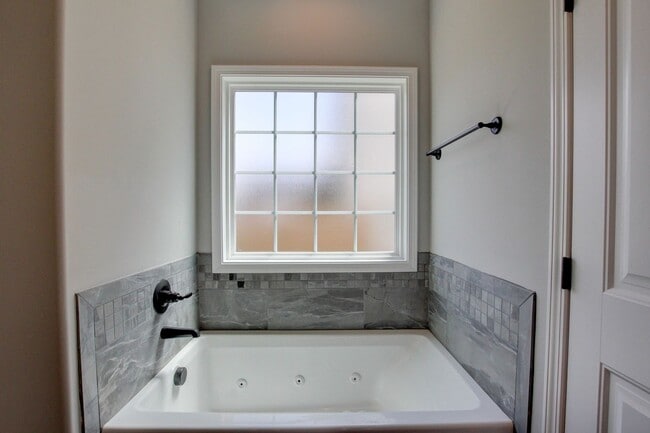 Building Photo - Sharp 4 bedroom HUGE house off exit 1 of I 24