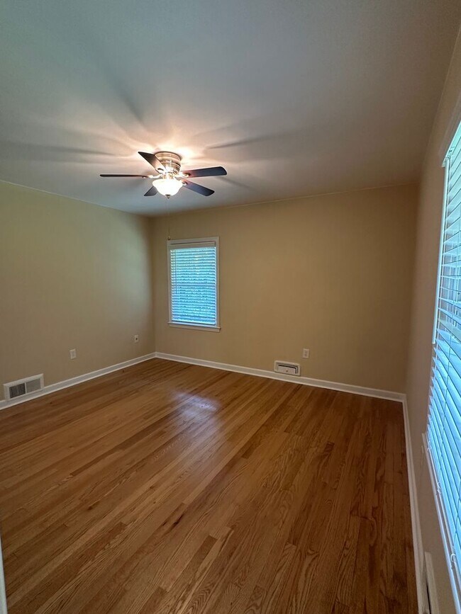 Building Photo - 3 Bedroom Ranch in Gainesville!