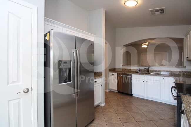 Building Photo - 45588 W Tulip Ln