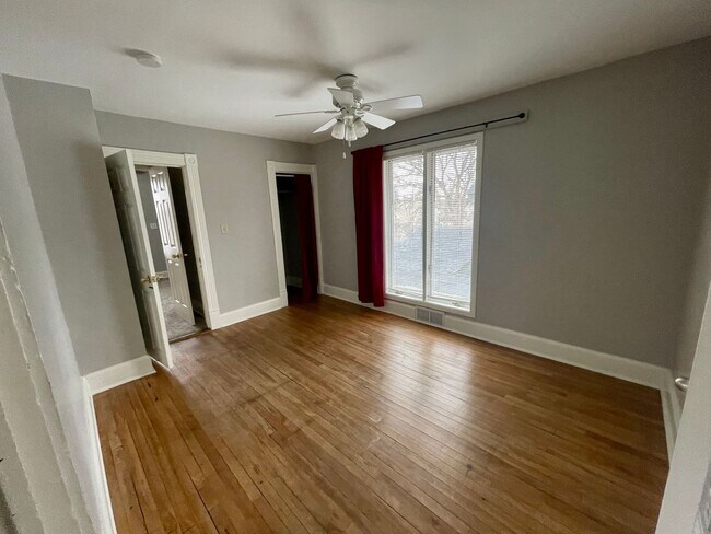 Building Photo - Huge 5-bed 2-bath house with 3rd level family room. Avail July 1 2026