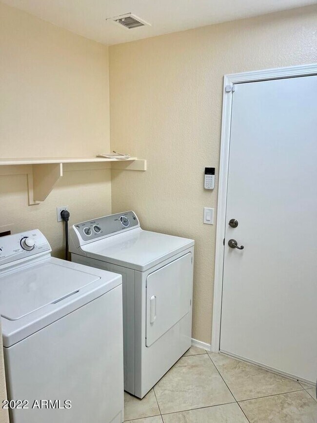 Building Photo - Available Jan 15, 2026 – Stunning 3-Bed, 2-Bath Home!