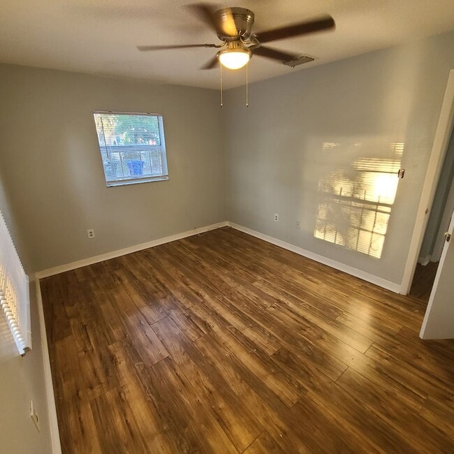 Building Photo - Charming Three Bedroom One Bathroom House ...