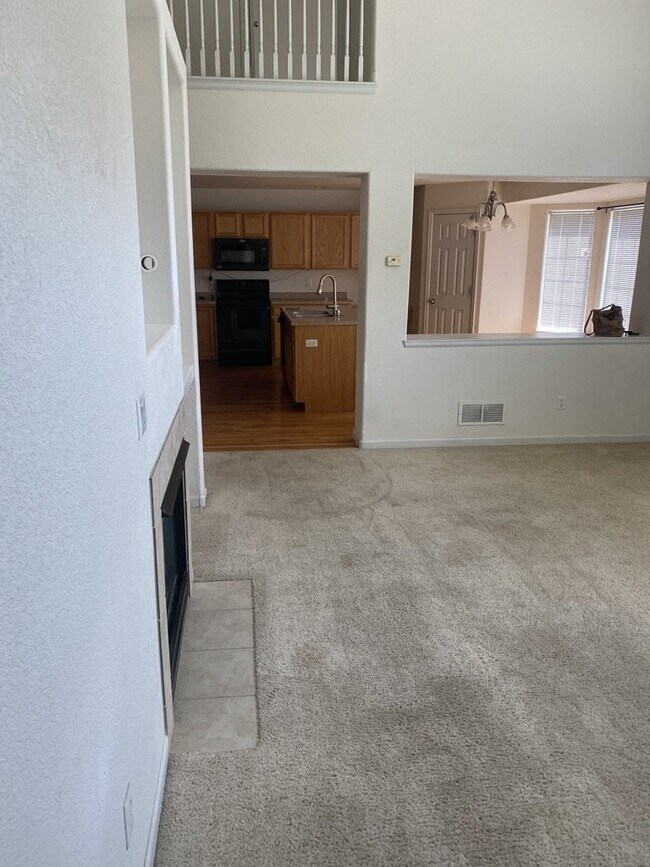 Building Photo - AVAILABLE SEPTEMBER! Charming Townhome in ...