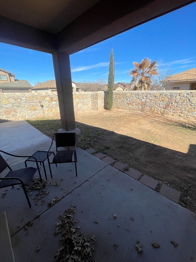 Building Photo - Beautiful 3 Bedroom/2 Bathroom home locate...