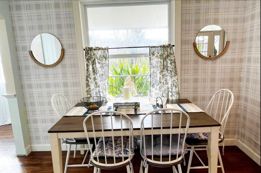 eating area in kitchen - 3319 W Paul Ave