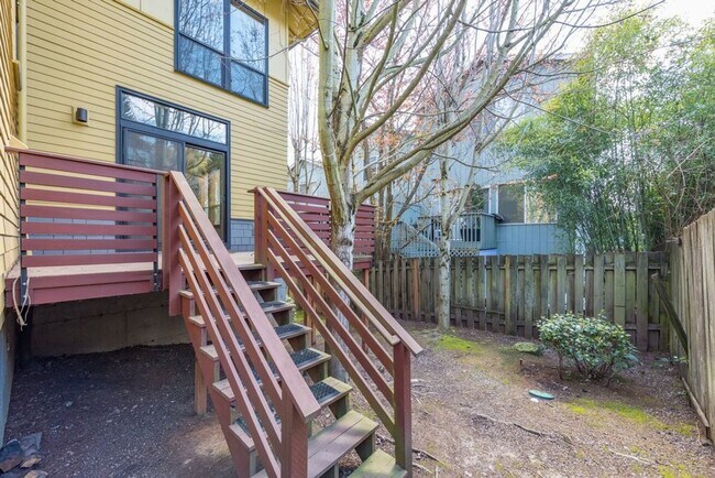 Building Photo - Luxury Three Bedroom Townhome in Johns Lan...