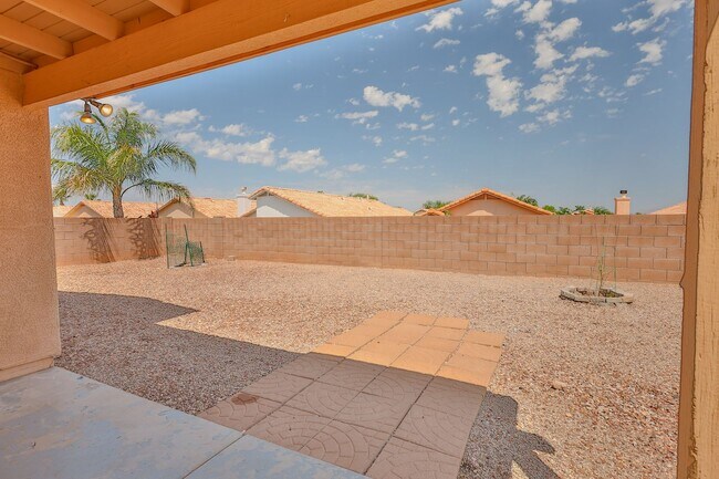 Building Photo - 4 Bedroom 2 Bathroom