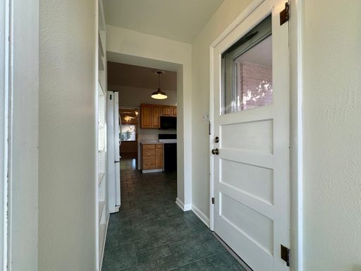 Building Photo - 3 Bedroom 2 Full Bath Plus Office Renovated Victorian Style Family Home Available NOW!